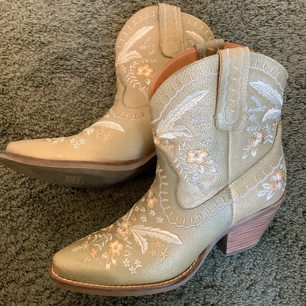 Dingo Western Boots Womens Size 7.5 Floral Embroidery Genuine‎ Leather Gold